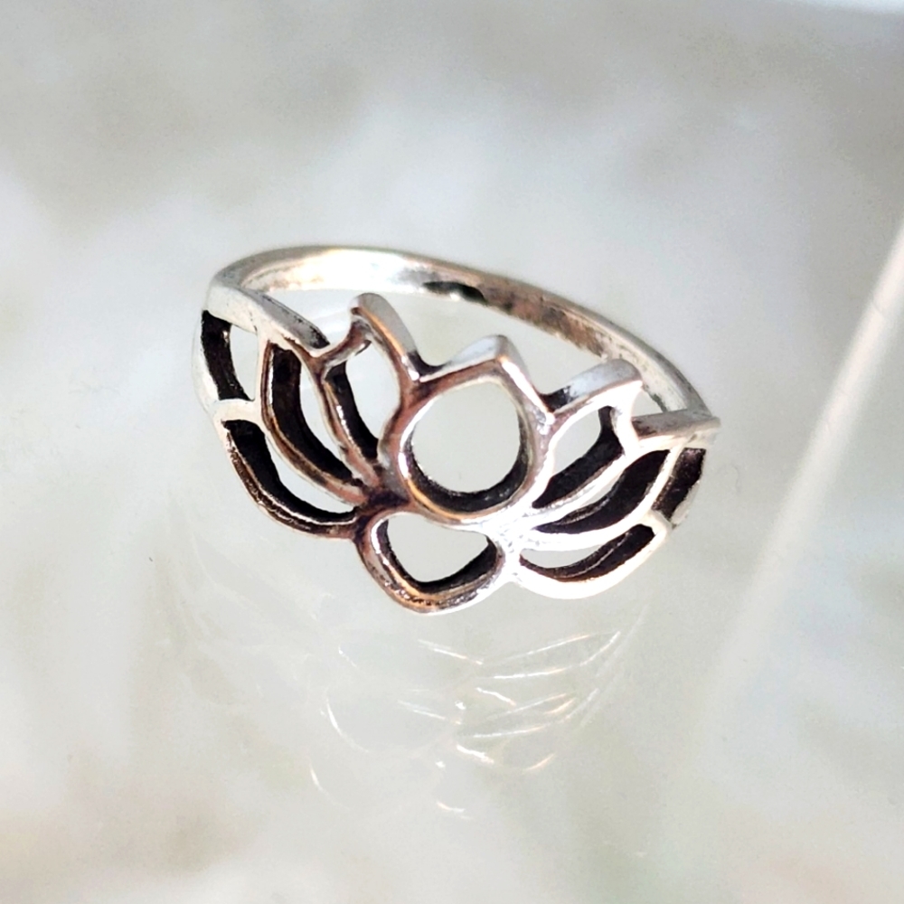 LOTUS FLOWER RING Size 6.5